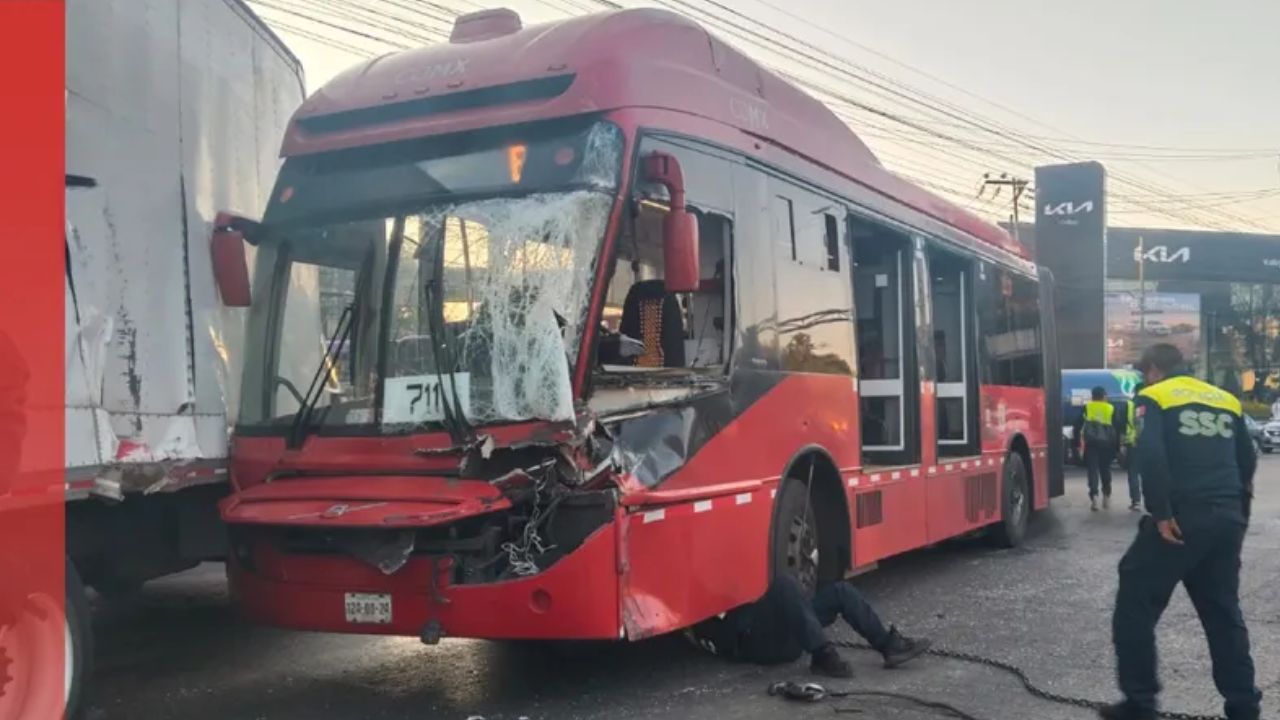  Tráiler que circulaba sobre calzada Vallejo se pasó la luz roja del semáforo de Poniente 140