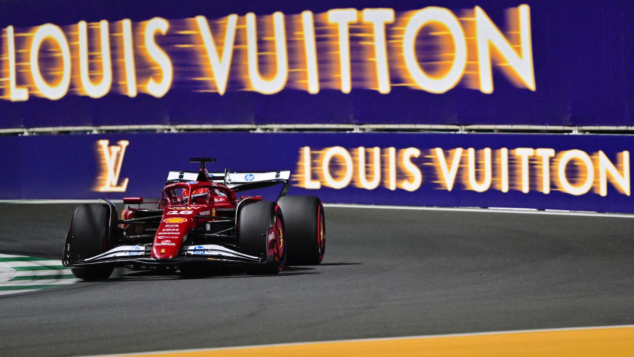 Charles Leclerc, conduce durante la ronda de clasificación para el Gran Premio de Fórmula Uno de Arabia Saudita 2025 