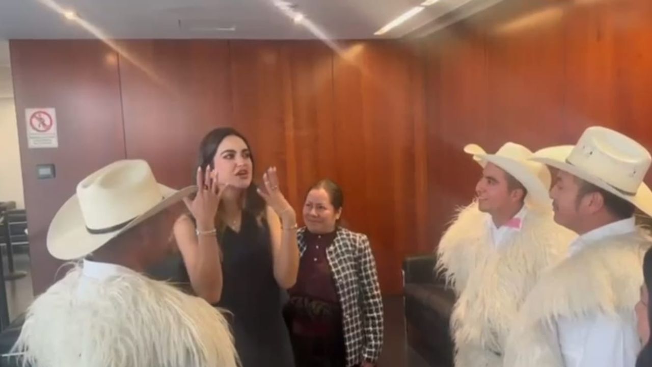  Andrea Chávez está realizando promoción anticipada  a través de ambulancias que ostentan su rostro mientras visitan colonias de Chihuahua.