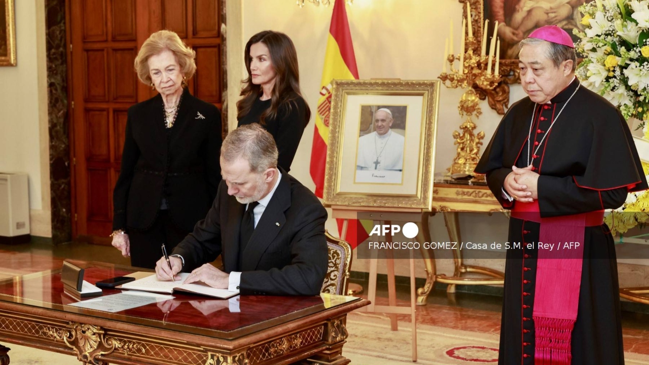 Foto: AFP/ Los reyes de España firman libro de condolencias