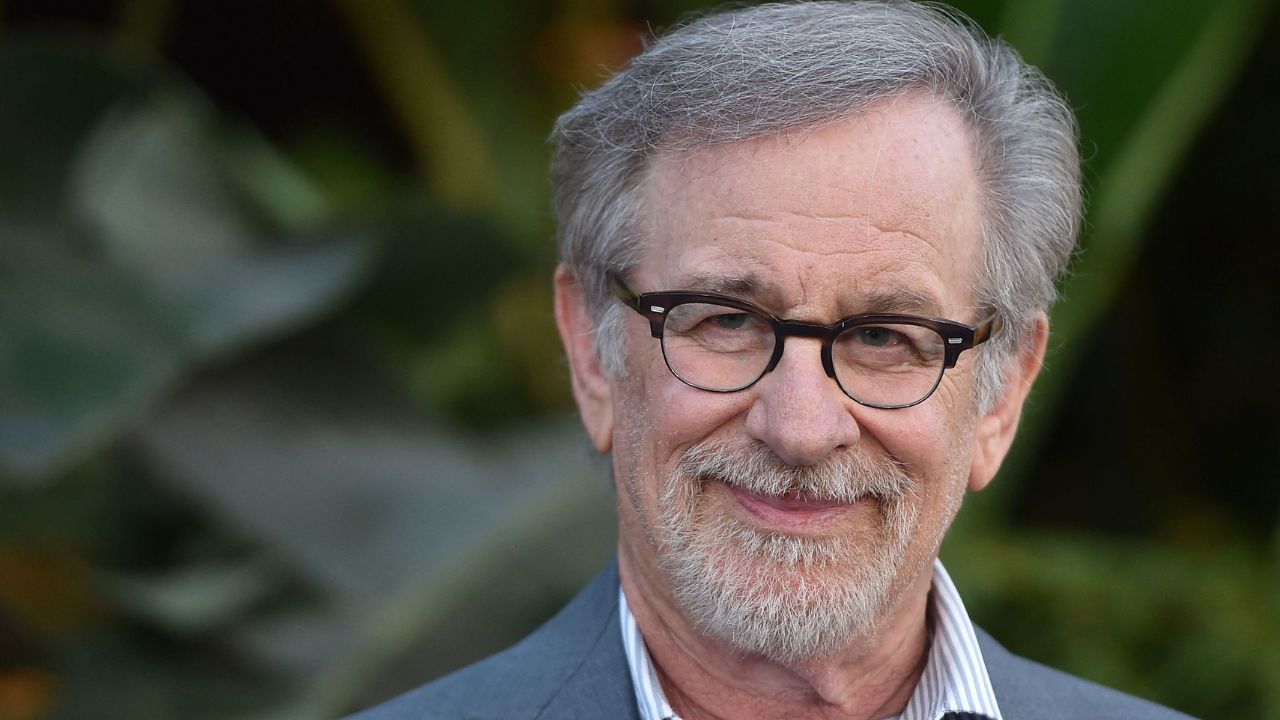 Spielberg "está rodando actualmente una película que promete ser una vuelta a forma, en el espíritu de sus clásicos monumentales"