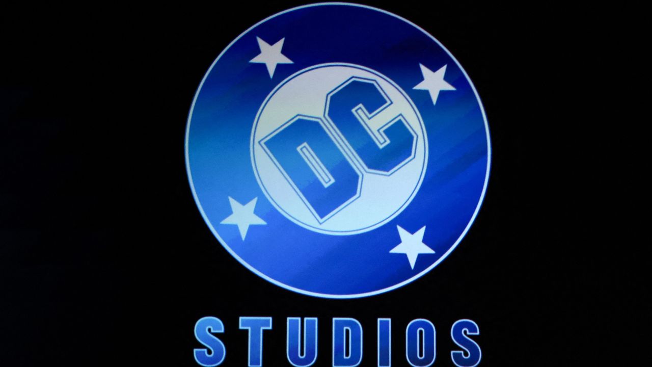 El logotipo de DC Studios se muestra en pantalla durante la presentación de Warner Bros Pictures en CinemaCon 2025