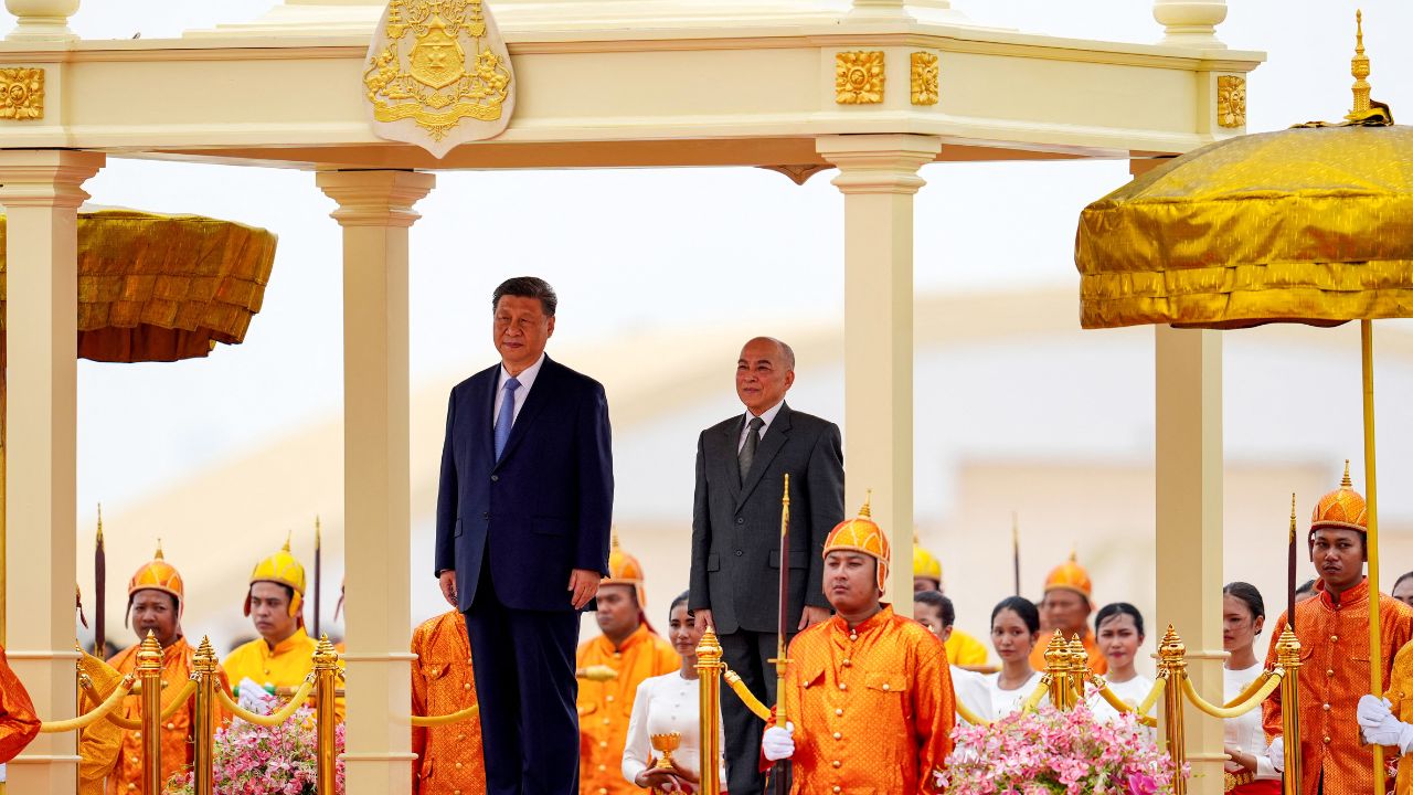 Xi Jinping, y al rey de Camboya, Norodom Sihamoni, escuchando sus himnos nacionales a su llegada al Aeropuerto Internacional de Phnom Penh. 