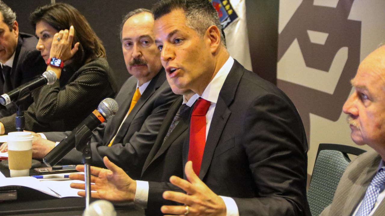 Alejandro Murat descartó salir de Morena.