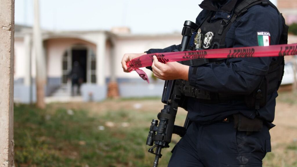 Fuerzas de seguridad mantienen resguardado el inmueble.