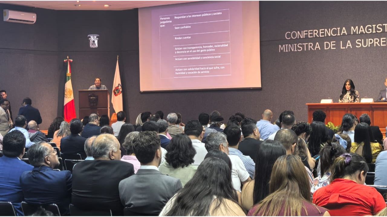 Lenia Batres fue increpada por asistentes a una conferencia que brindó en la Universidad de Guadalajara, sobre gasto de la elección judicial.
