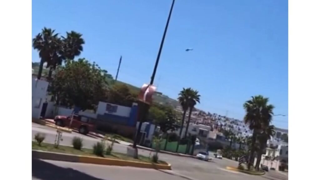 Un helicóptero sobrevoló la zona del enfrentamiento entre policías y civiles armados. 
