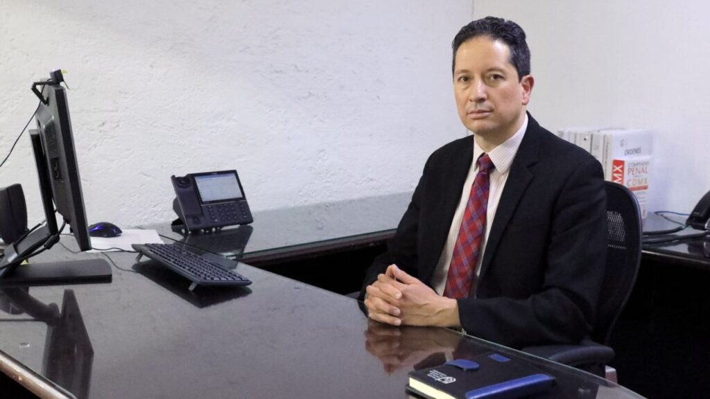 Fabián García es licenciado en Derecho por la Universidad Autónoma de Chihuahua.