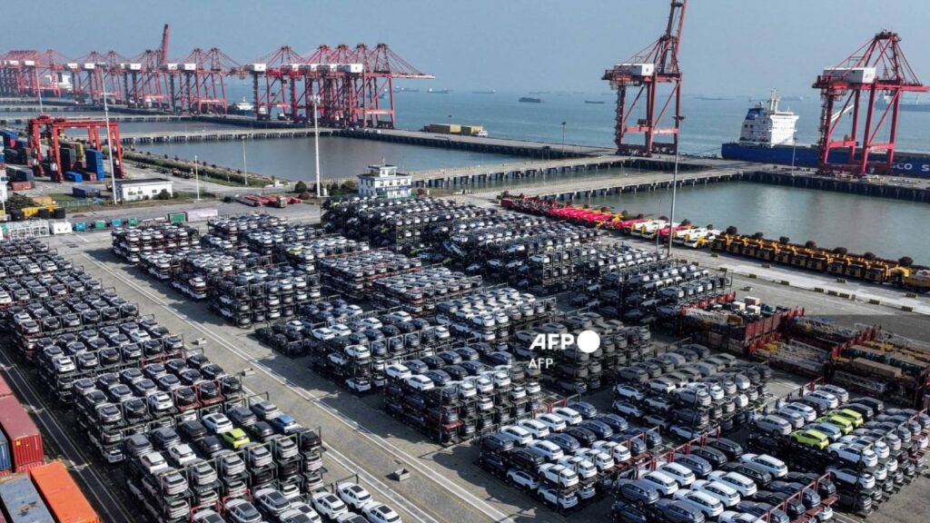 Canadá impone aranceles de 25% a los autos estadounidenses.