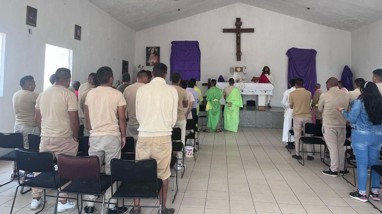 Para refrendar su fe, personas privadas de la libertad participaron en la liturgia del lavatorio de pies en esta Semana Santa, en CDMX.