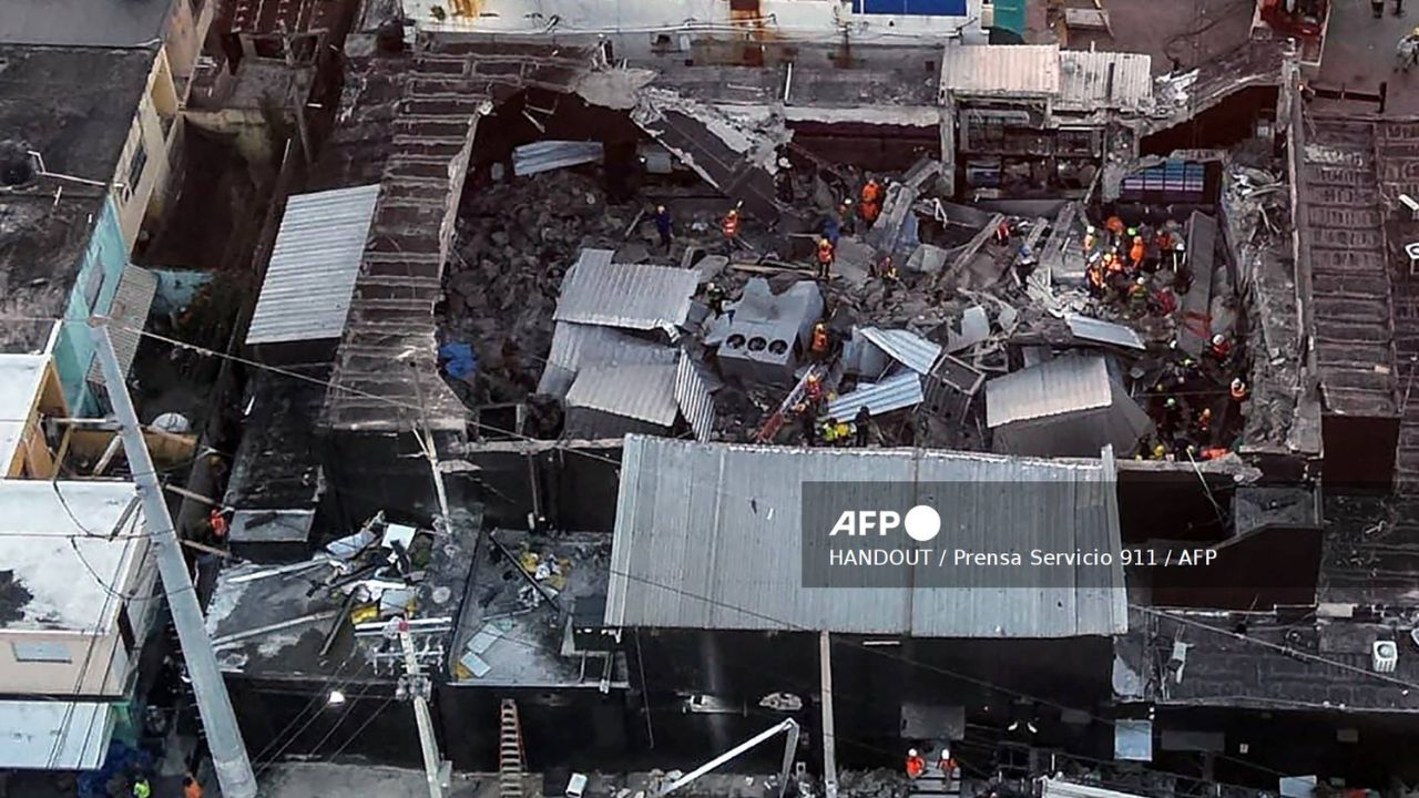 Socorristas continúan labores de rescate en la discoteca Jet Set colapsada