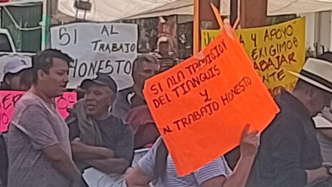Comerciantes bloquean la carretera México-Puebla para pedir al gobierno municipal reubicación para seguir trabajando, tras ser desalojados.