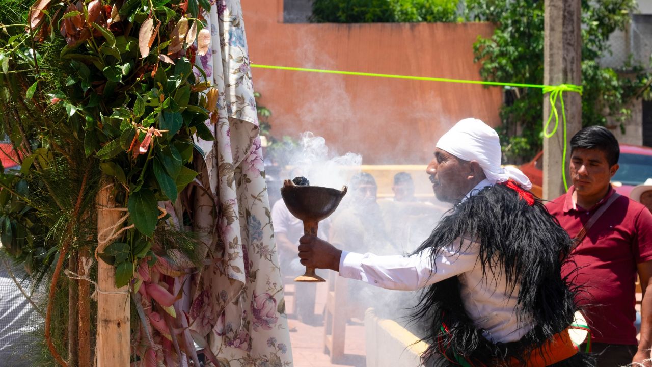 En diversos templos de todo el país, los católicos acudieron a la bendición de las palmas, pero en San Juan Chamula, Chiapas, autoridades tradicionales realizan un tipo diferente de ritual.