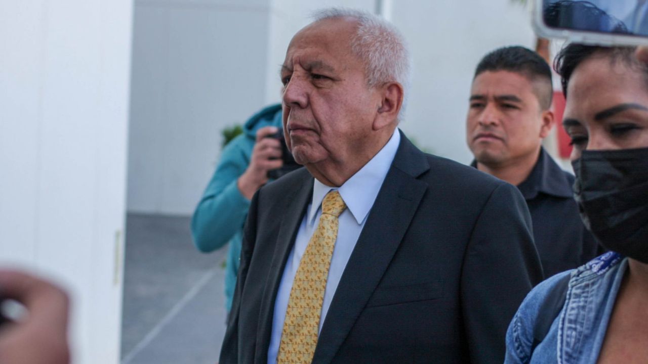 Un Tribunal Colegiado de Apelación confirmó la suspensión del proceso contra Francisco Garduño por la muerte de 40 migrantes en 2023.