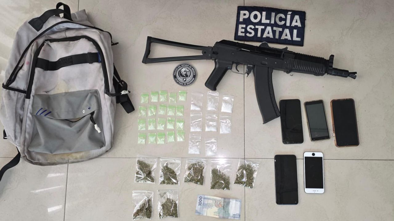 La SS Edomex reportó que en coordinación con Defensa y la Policía de Chalco cuatro personas fueron detenidas por extorsión y otros delitos. 