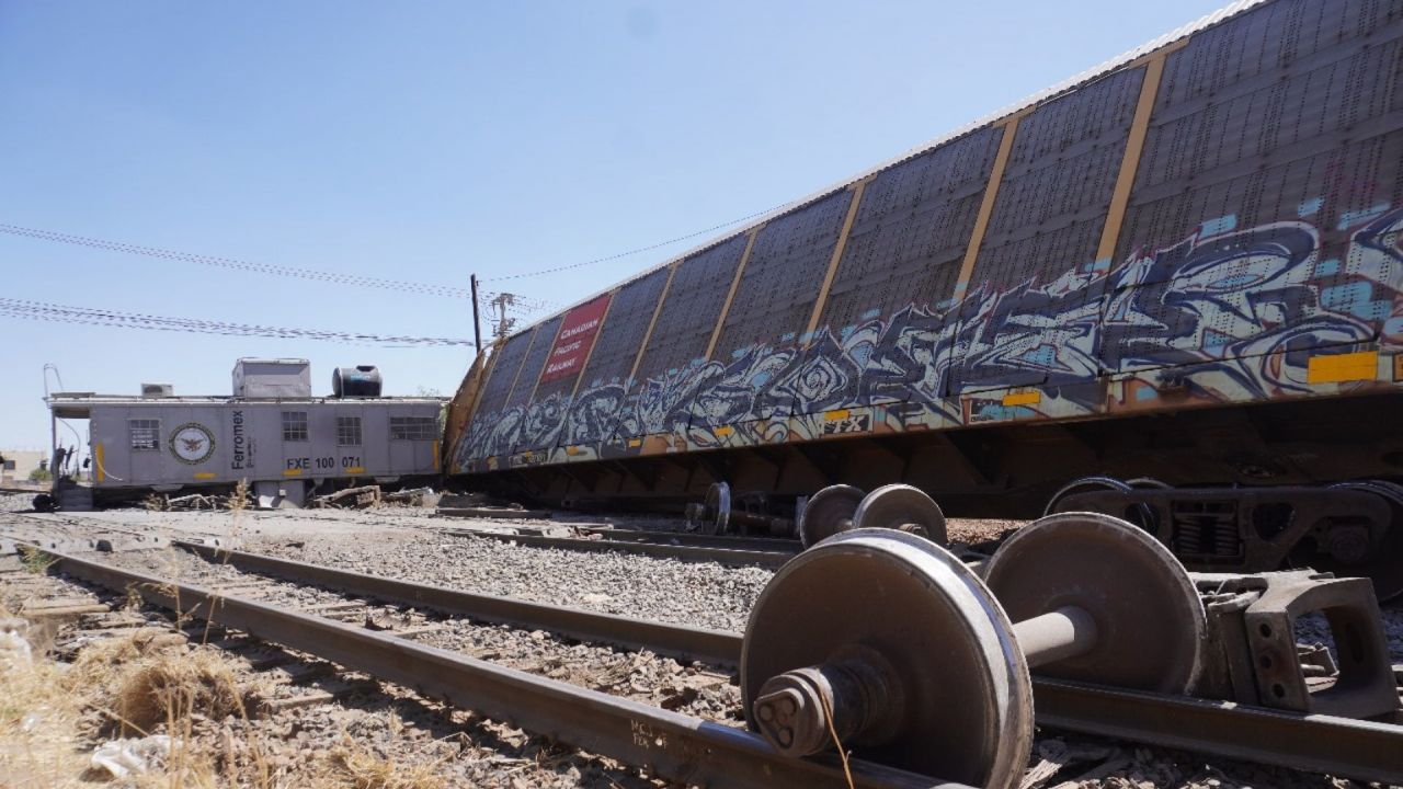 Tres vagones, uno de ellos de la Guardia Nacional, de un tren descarrilaron en la capital de Zacatecas.