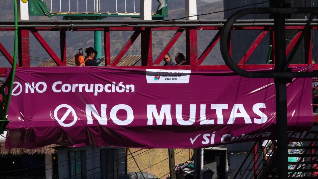 Las multas de tránsito en Ecatepec siguen suspendidas, advirtió el secretario del ayuntamiento, Faustino de la Cruz Pérez, tras rumores.