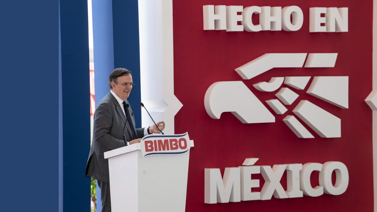 Este viernes el secretario de Economía, Marcelo Ebrard, colocó el sello "Hecho en México" a Bimbo, un importante proyecto del gobierno. 