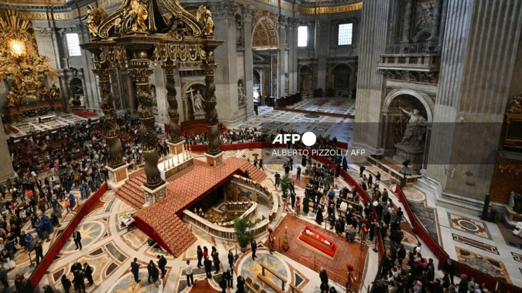 El funeral del papa Francisco entró en su etapa final este viernes, último día para que la capilla este abierta.