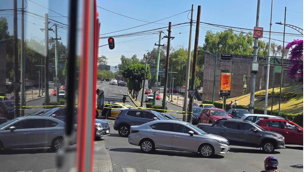 Alumnos de la UNAM realizaron una manifestación con bloqueos y actos vandálicos sobre la avenida Insurgentes Sur y Eje 10 Sur en Coyoacán. 