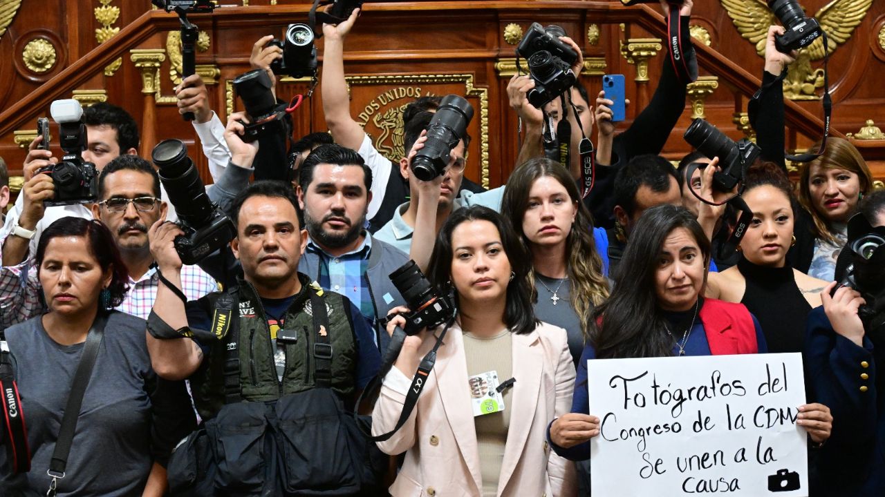 Fotógrafos y periodistas que cubren la fuente en el Congreso de CDMX pidieron un minutos de silencio por las víctimas del Festival Ceremonia.