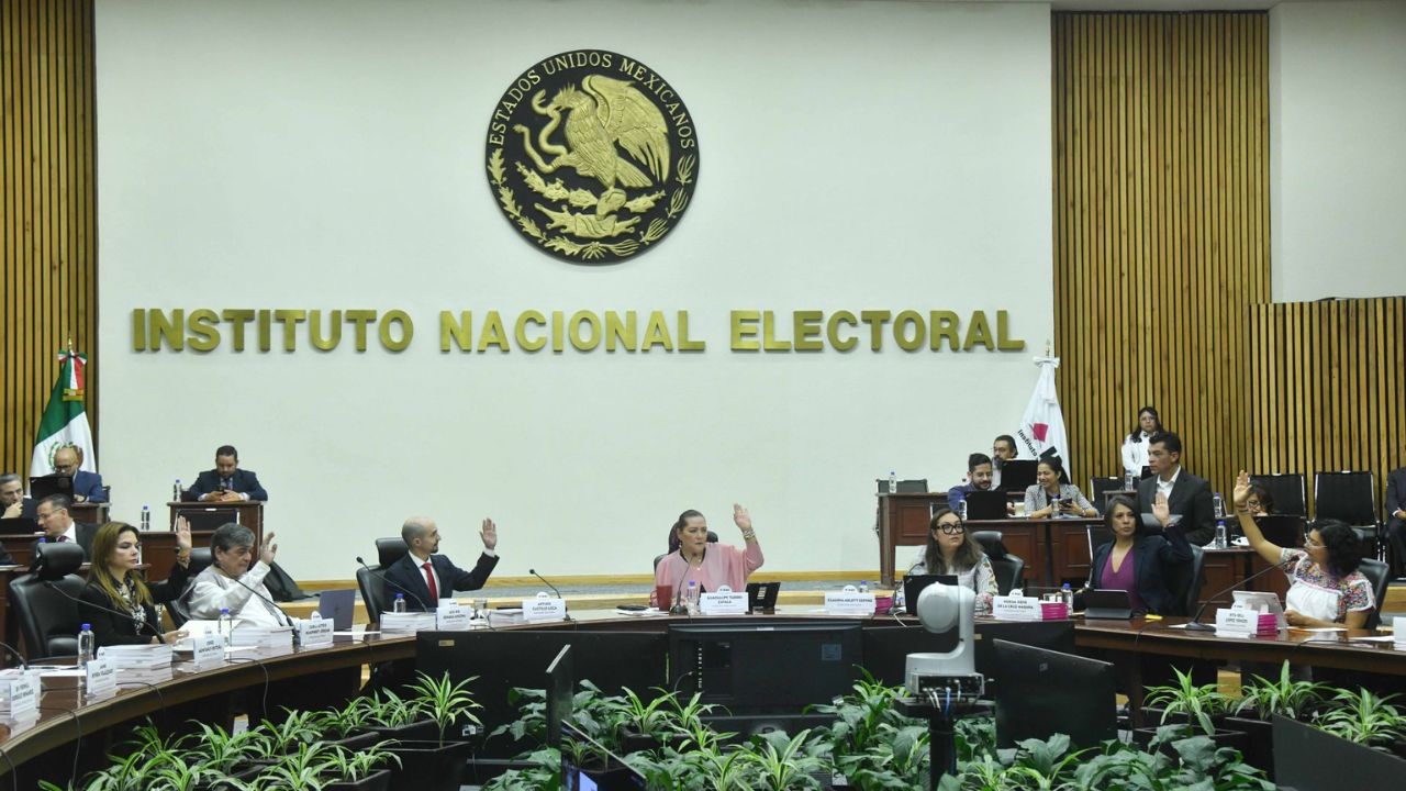 El INE determinó improcedente dictar las medidas cautelares solicitadas en ambas quejas.