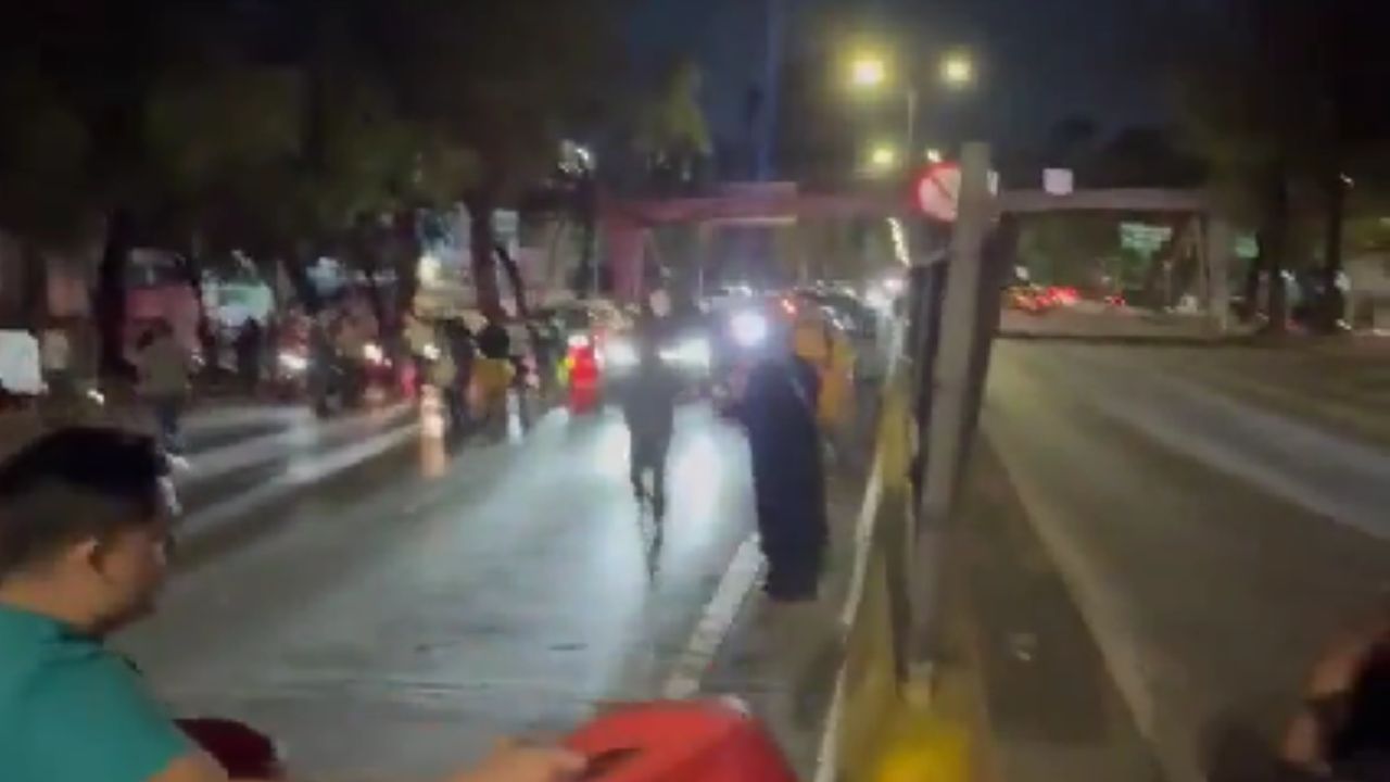 Presuntos locatarios del Mercado de Coyoacán bloquean Río Churubusco; señalan a supuestos personal de la alcaldía de Coyoacán por presuntamente extorsionarlos.