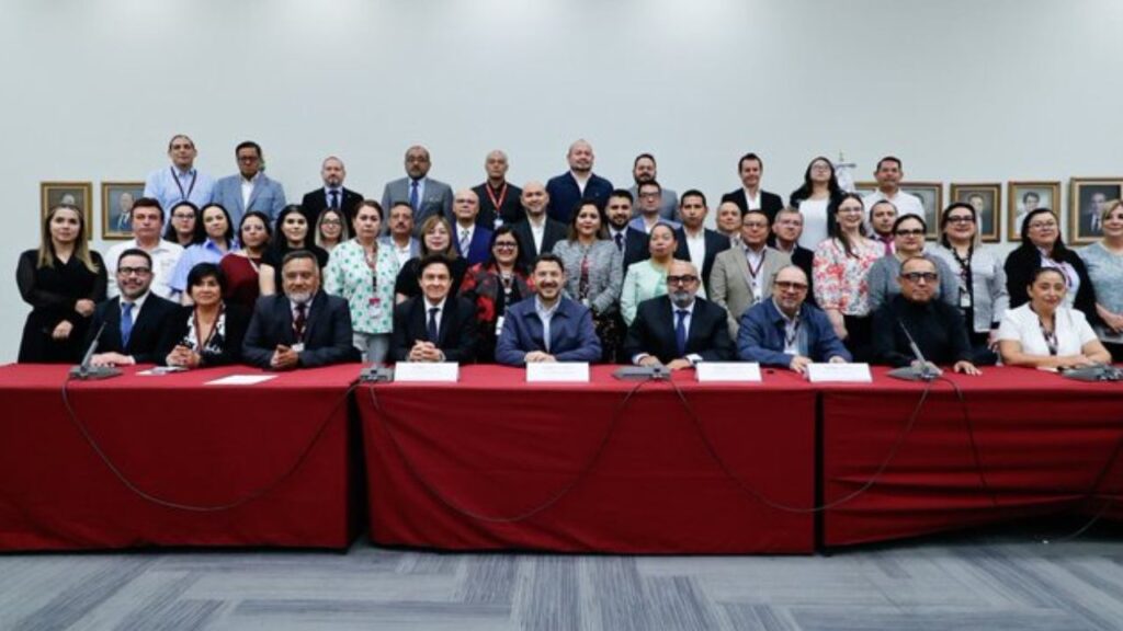 Martí Batres y los subdelegados médicos del ISSSTE durante la presentación de las “Estrategias para Atención a la Derechohabiencia en Espera para la Asignación de Cita”.