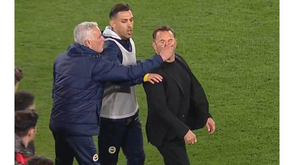 Mourinho tomó de la nariz al entrenador del Galatasaray tras finalizar el partido de Copa.