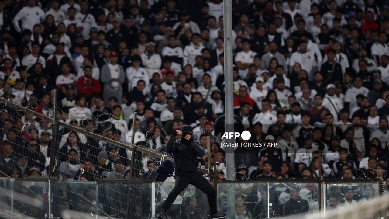 Dos hinchas de Colo Colo mueren en estampida al intentar ingresar al estadio en Santiago.