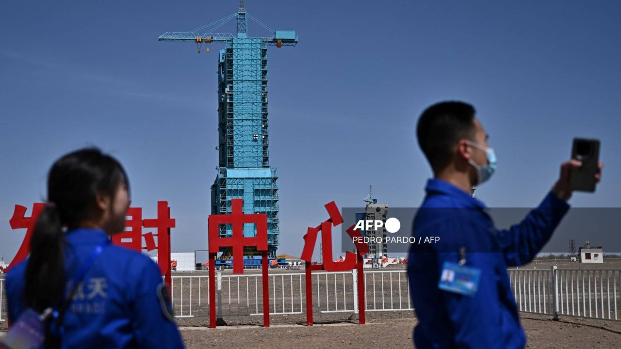 China envió a un nuevo equipo de astronautas a su estación espacial, como parte del programa de Pekin que busca competir con Estados Unidos.