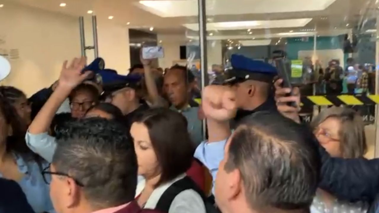 El PAN CDMX realizó una protesta en avenida Paseo de la Reforma, donde bloqueó los accesos a oficinas centrales de Segiagua.