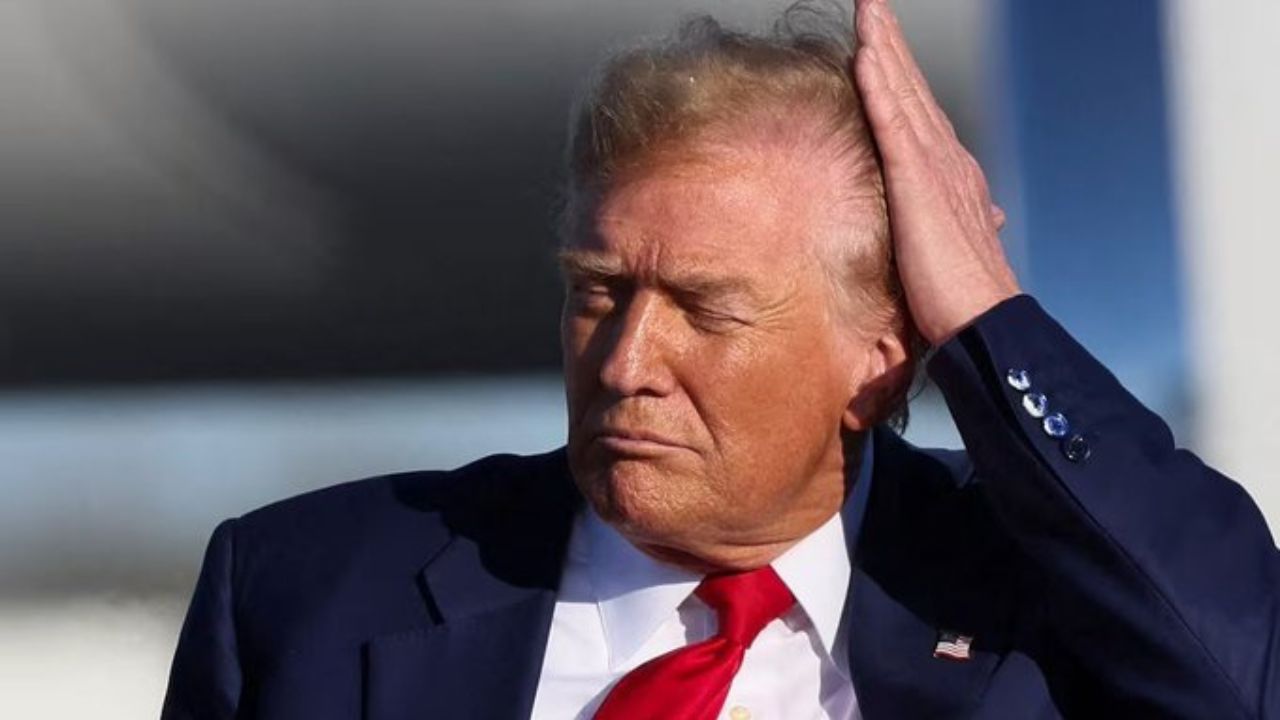 Trump firmó un decreto para aumentar el flujo del agua en las duchas; "para cuidar mi hermoso cabello", dijo.
