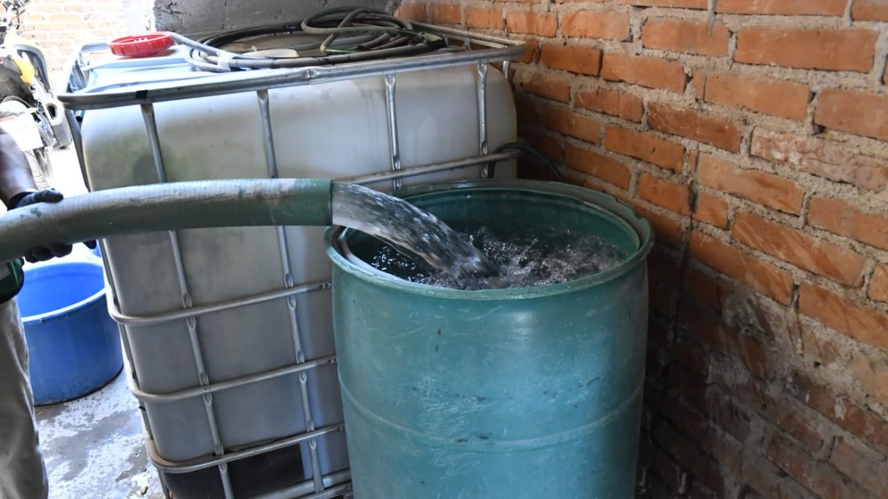 La CEA mantiene de manera permanente el operativo de reparto de agua potable a través de pipas para colonias afectadas por El Realito.
