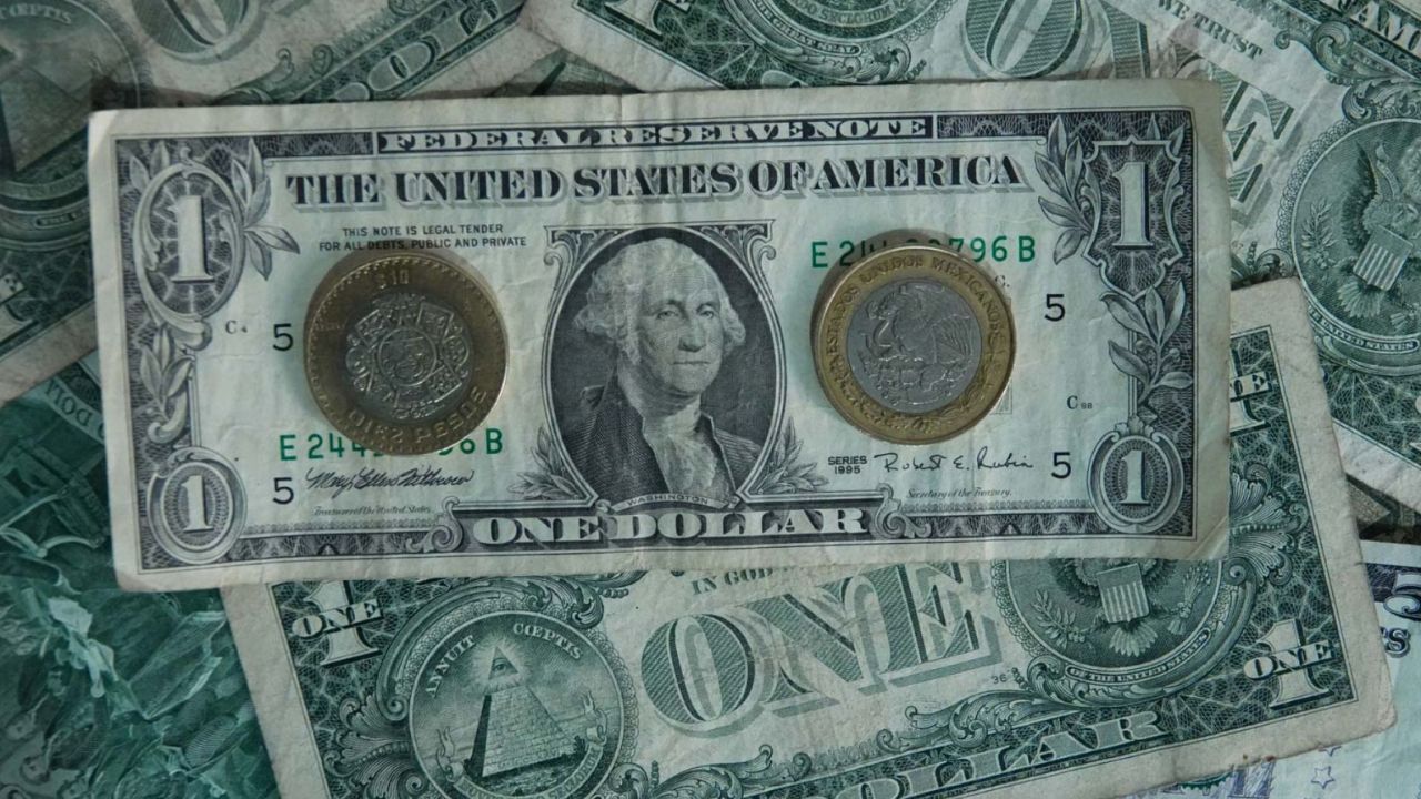 La depreciación del peso se debió a un aumento en la aversión al riesgo global