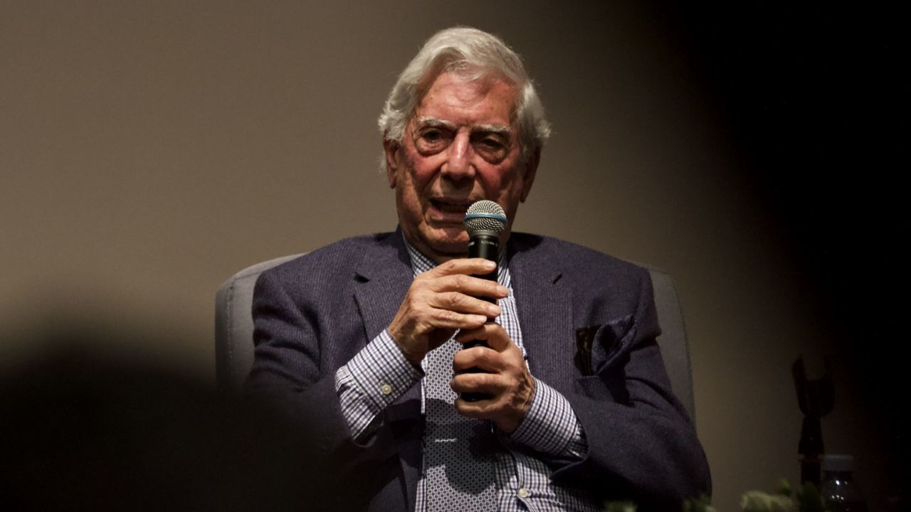 Políticos mexicanos y funcionarios públicos lamentaron el fallecimiento del escritor peruano Mario Vargas Llosa.