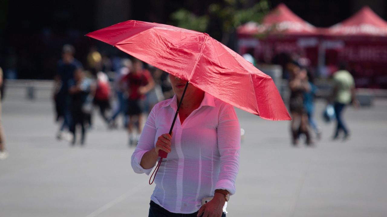 Dos ondas de calor continuarán afectando a la República Mexicana con temperaturas por encima de los 40 grados informó el SMN.