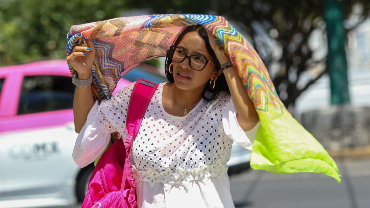 Dos ondas de calor continuarán afectando a la República Mexicana con temperaturas por encima de los 40 grados informó el SMN.