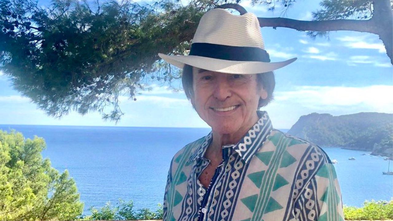 El cantante Raphael, de 81 años, anunció que retomará "su agenda" en junio tras cuatro meses de tratamiento de un linfoma cerebral.