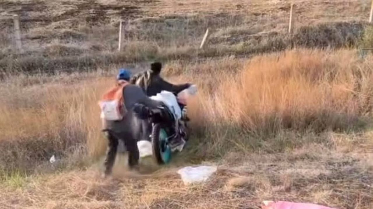 Decenas de personas comenzaron la rapiña al saquear un tráiler con motocicletas que volcó en la Autopista Arco Norte en Jilotepec.