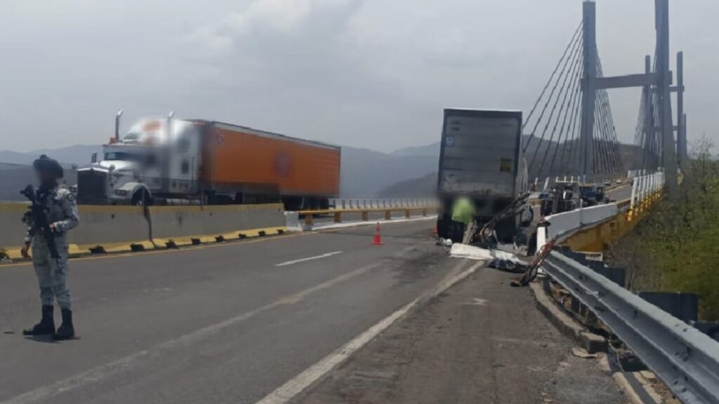 El accidente se produjo en el km 219, a la altura del puente Mezcala, con dirección hacia Chilpancingo.