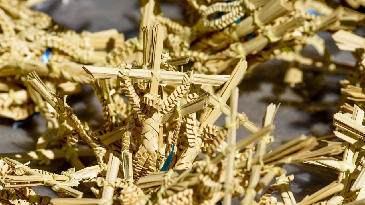 Cruces de palma utilizadas en la celebración del Domingo de Ramos de la Semana Santa 