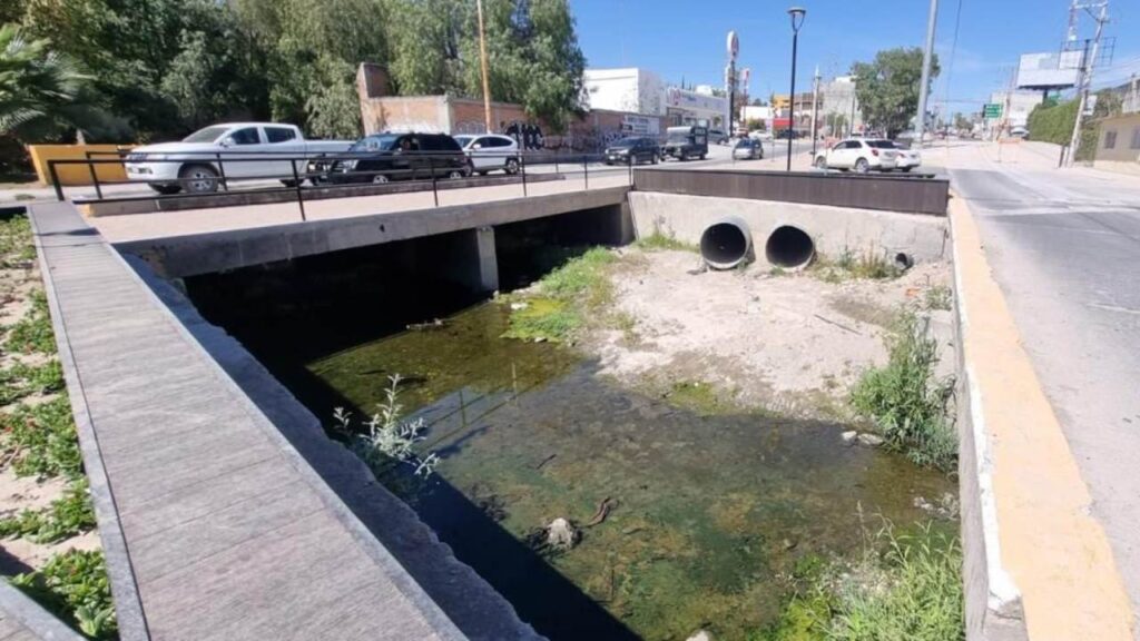 Dependencias de SLP coordinan esfuerzos para subsanar el Lago Mayor por descargas de aguas negras.
