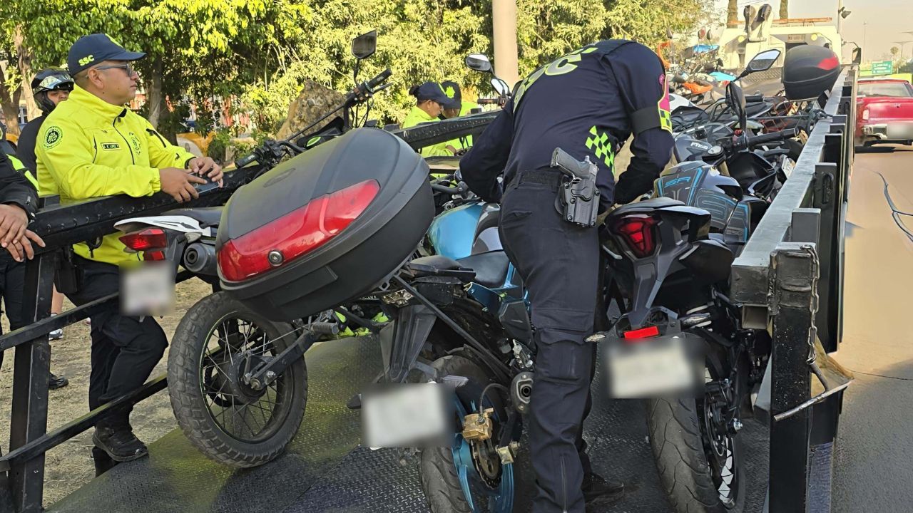 Policías de la SSC revisaron 245 motocicletas en Iztacalco.