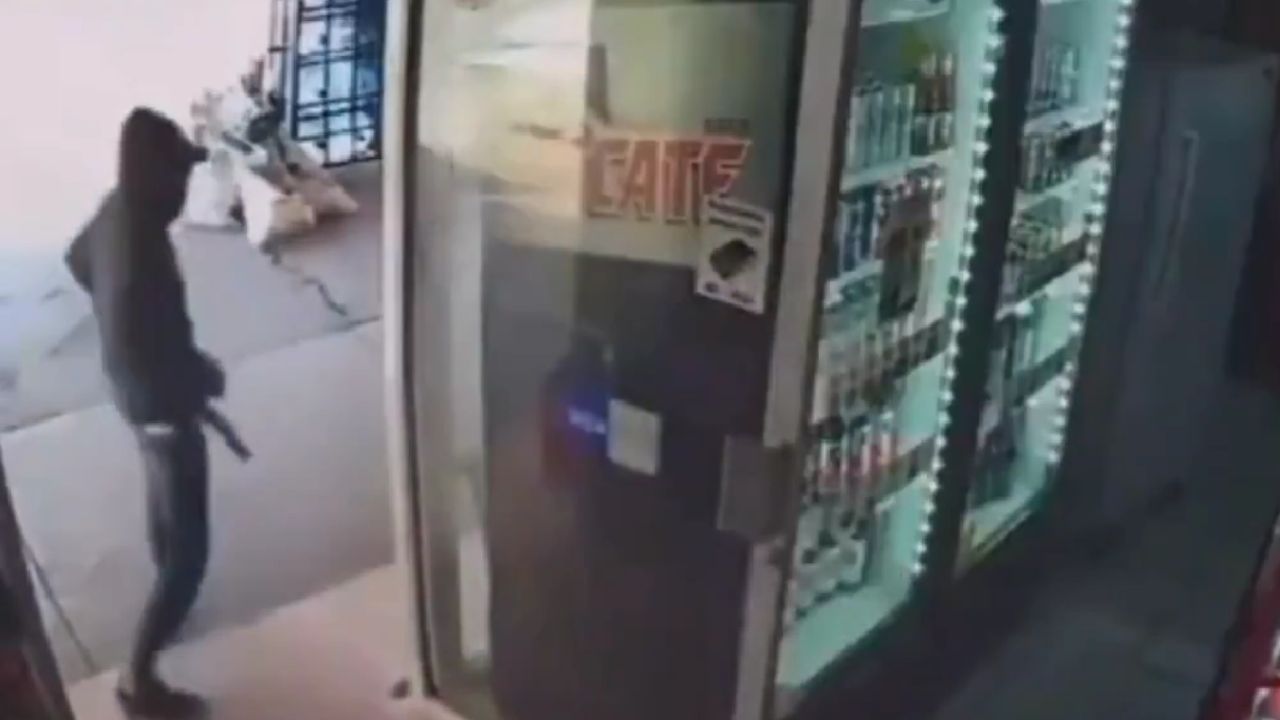 Sujeto apedrea por la espalda y en la cabeza a una mujer con bebé en brazos en una tienda en San Luis Potosí.