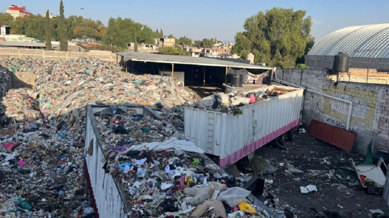 Dos tiraderos y tres recicladoras de basura clandestinos quedaron suspendidos en Ecatepec, Estado de México.