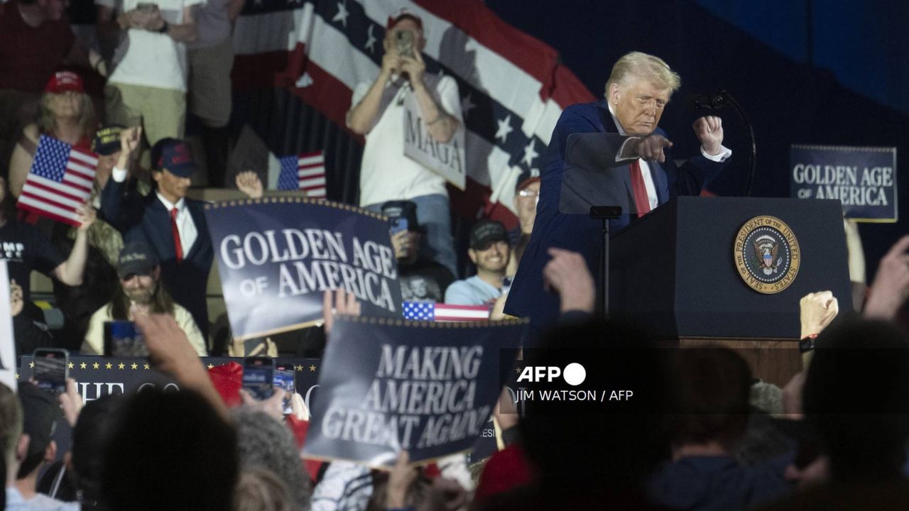 Donald Trump celebró sus primeros 100 días del segundo mandato con un mitin en Warren, Michigan, arropado por seguidores fieles.