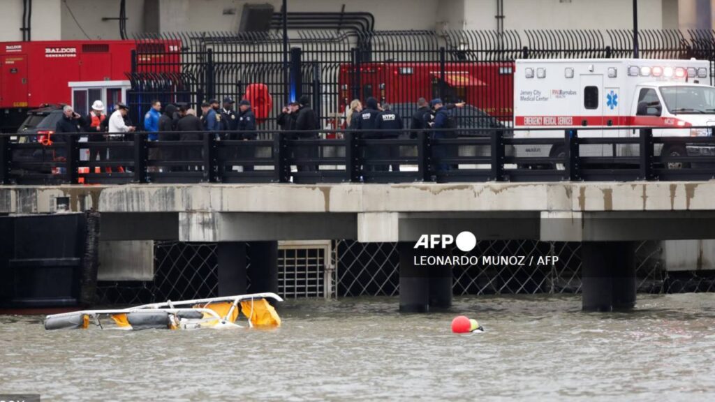 Maniobras de rescate tras la caída del helicóptero en el río Hudson.