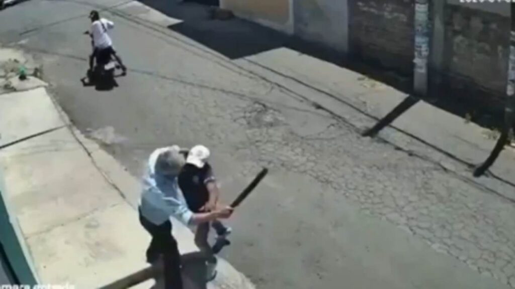 Por unos instantes, uno de los asaltantes forcejeó con el abuelito.