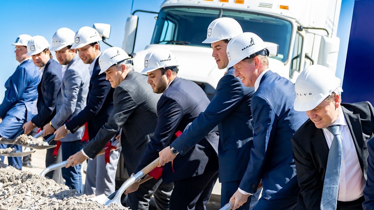 Marcelo Ebrard precisó que Volvo hará camiones de carga aquí en México e iniciará la producción en 2026.